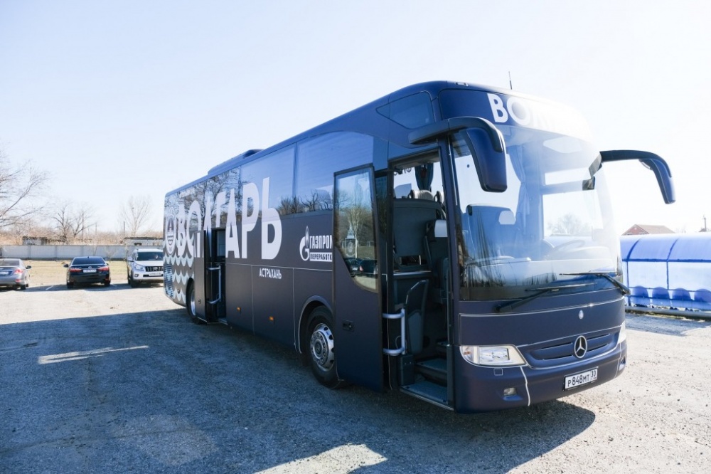 Фанат "Волгаря" Игорь Бабушкин вручил футболистам ключи от нового автобуса