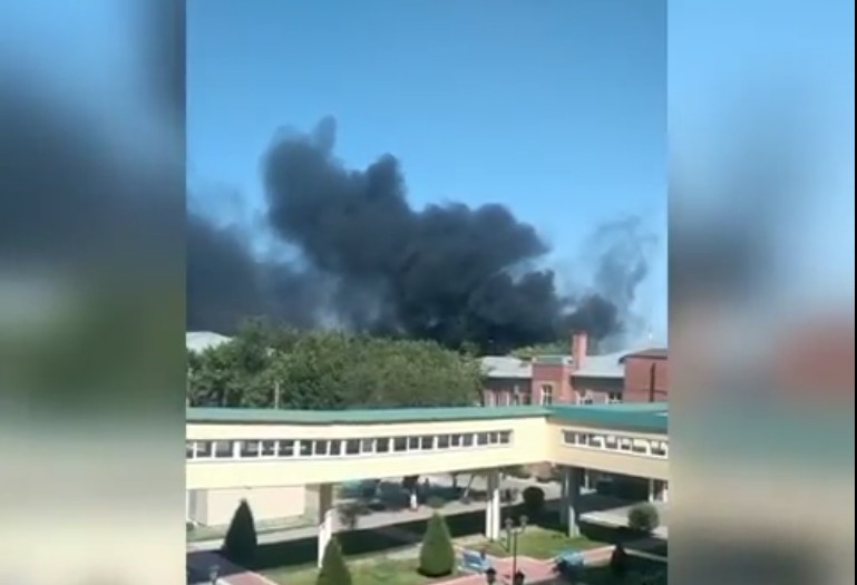 В Астрахани сотрудники МЧС тушат сильный пожар у Александровской больницы. ВИДЕО