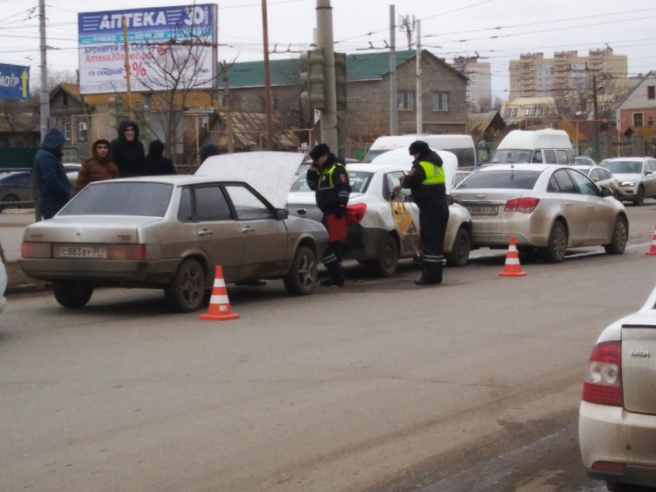 В Астрахани столкнулись три машины, одна из них такси