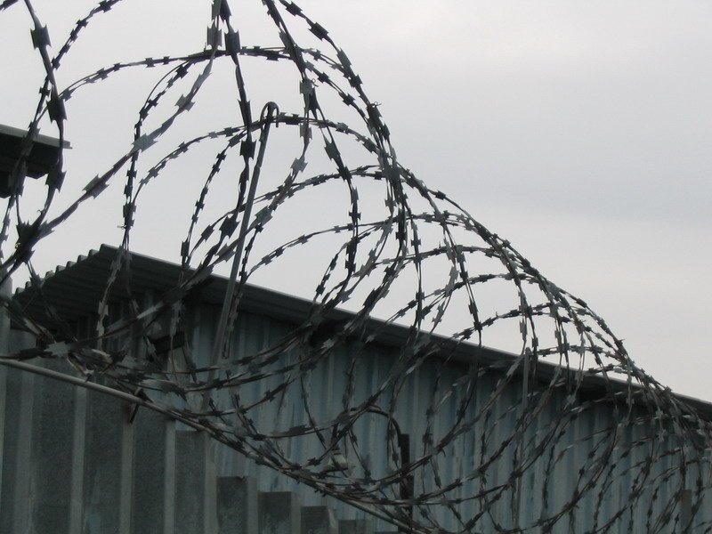 В Астрахани сотрудник колонии снабжал заключенного психотропными лекарствами