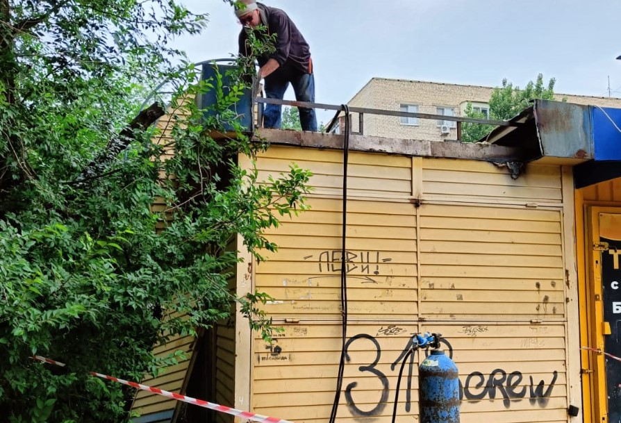 В Астрахани демонтировали несколько десятков торговых ларьков