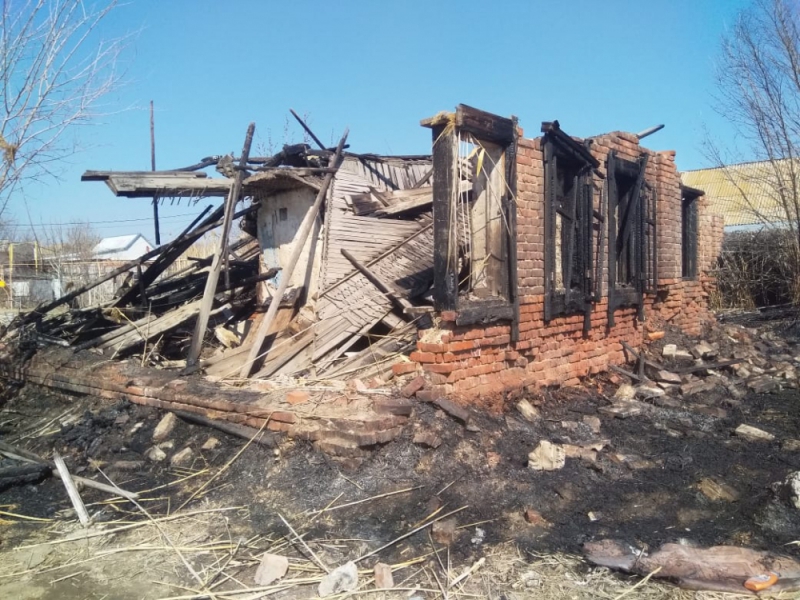 Опубликованы кадры серьезного пожара на Трусовской стороне Астрахани