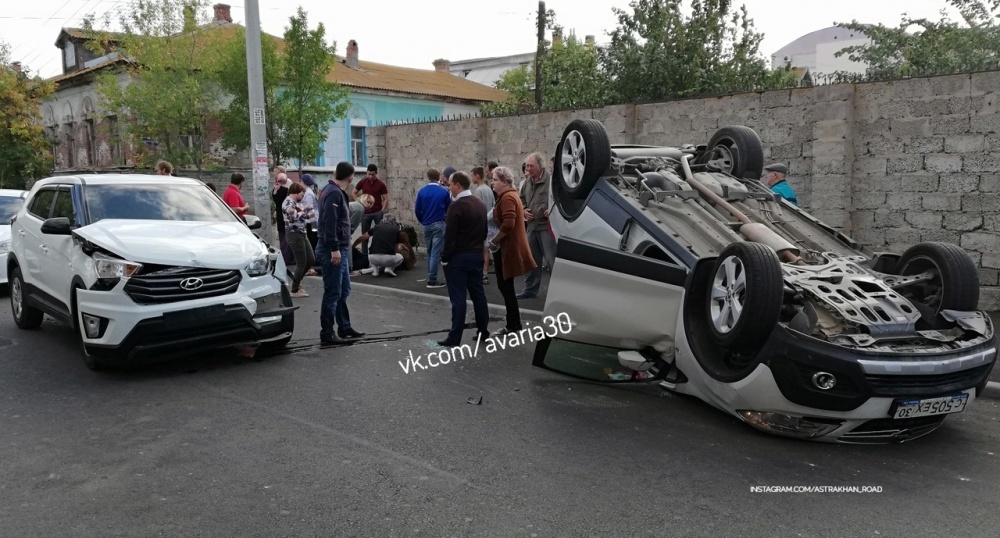 В Астрахани перевернулся автомобиль. Есть пострадавшие