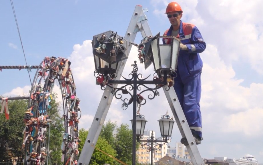 Вандалы разгромили фонари на мосту Влюбленных в Астрахани