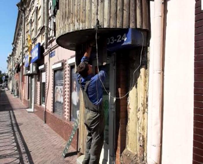 Астрахань продолжают очищать от незаконных объектов рекламы и торговли