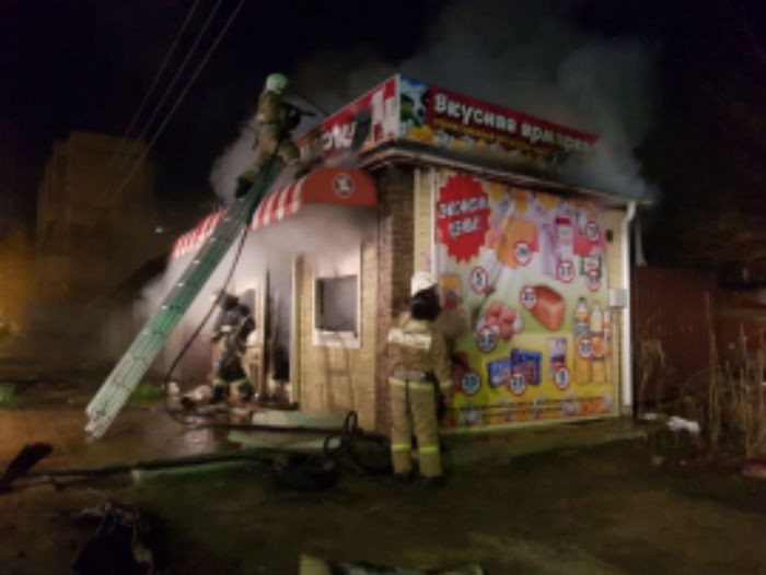 Популярный астраханский ларек сгорел почти дотла