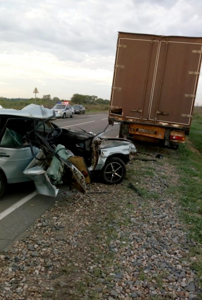 Машина в хлам, пассажир погиб. Под Астраханью «Лада» врезалась в грузовик