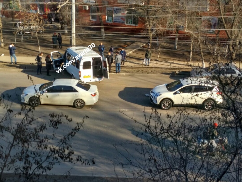 В Астрахани серьезная авария с участием маршрутки: есть пострадавшие