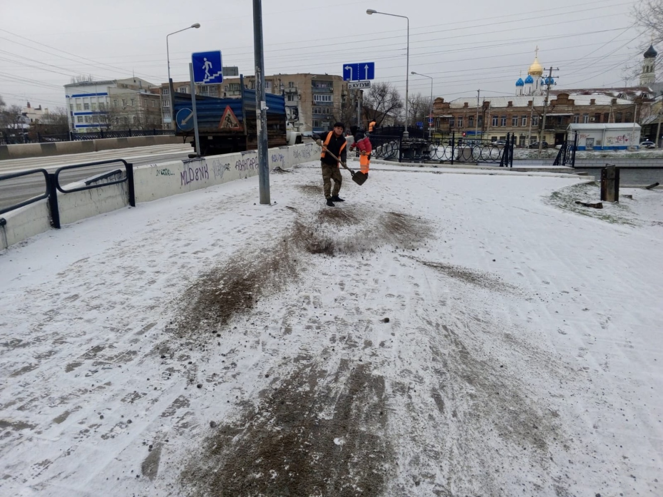 На расчистку снега и борьбу с гололедом в Астрахани вышло 220 коммунальщиков