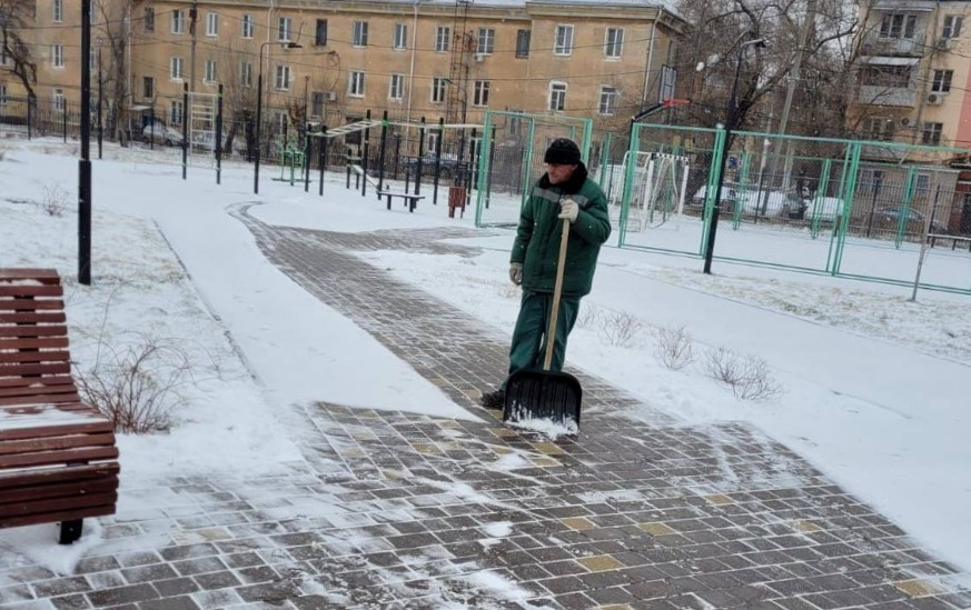 359 дворников убирают снег в Астрахани