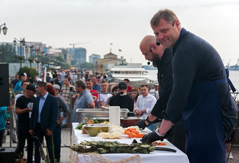 Ни хвоста, ни чешуи! ПУНКТ-А поздравляет астраханцев с Днем рыбака!