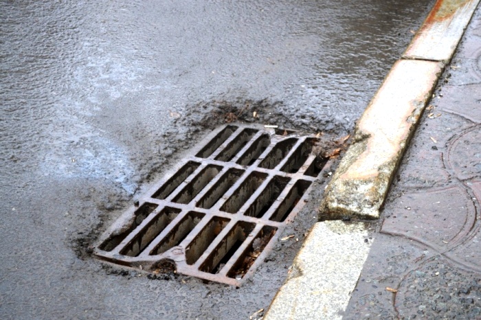 Лучше по три за полмиллиарда: с октября в Астрахани начнут поэтапно делать «ливневку»