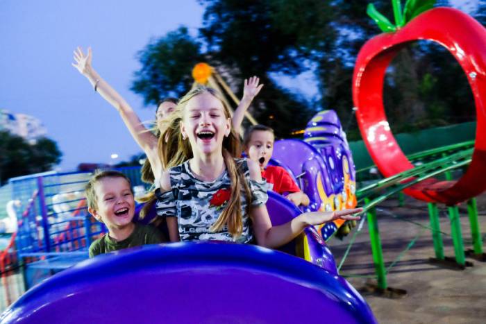 Счастье есть! Олег Сарычев предлагает руководителям астраханских предприятий подарить его детям сотрудников