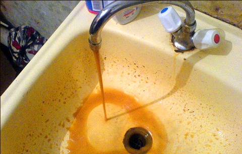 Астраханцы получают некачественную горячую воду