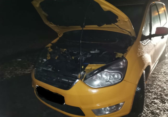 Ночью на трассе под Астраханью загорелся автомобиль