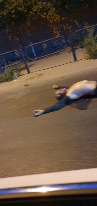Соцсети: в Астрахани посреди проезжей части лежит человек