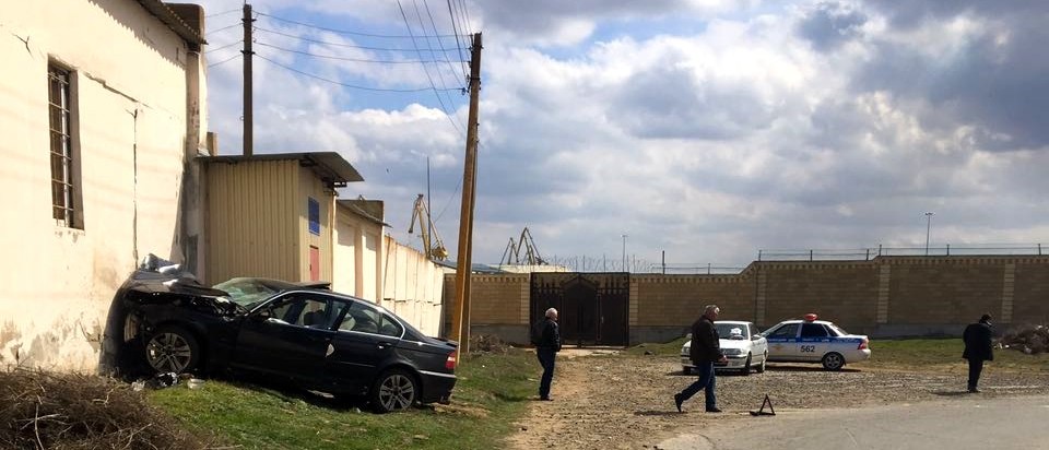 Иномарка протаранила здание на территории астраханского порта