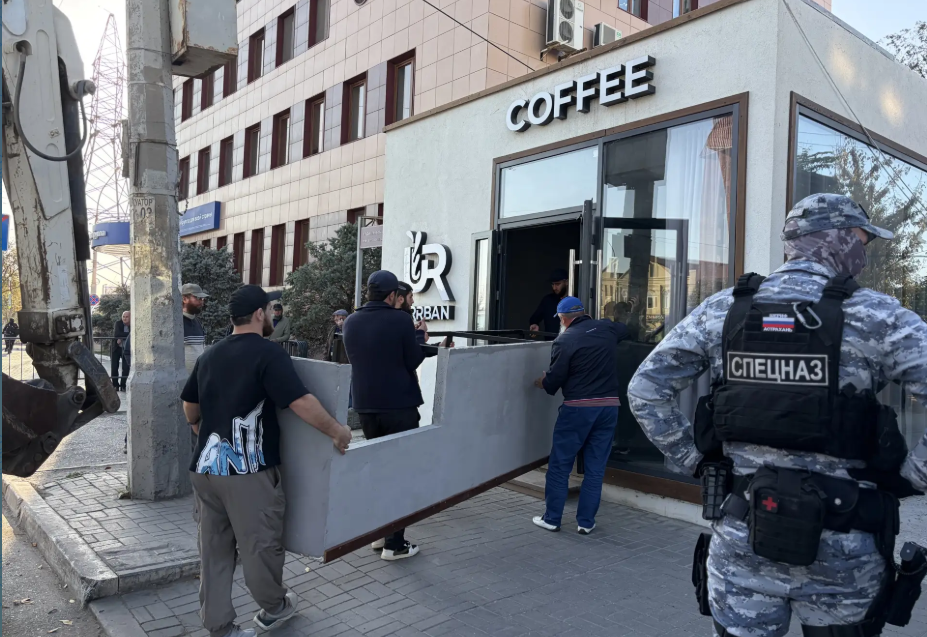 Незаконную кофейню в центре Астрахани выдворили с муниципальной земли