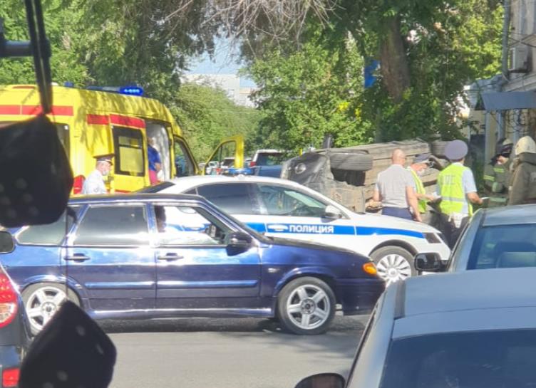 Мощная авария: у астраханской Башни Ниссан завалился на бок