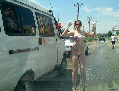 Обнаженные мойщицы в Астрахани спровоцировали автомобильную пробку