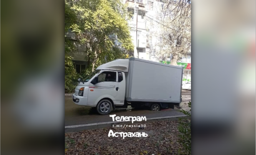 В Астрахани на недоделанной по нацпроекту улице провалился автофургон