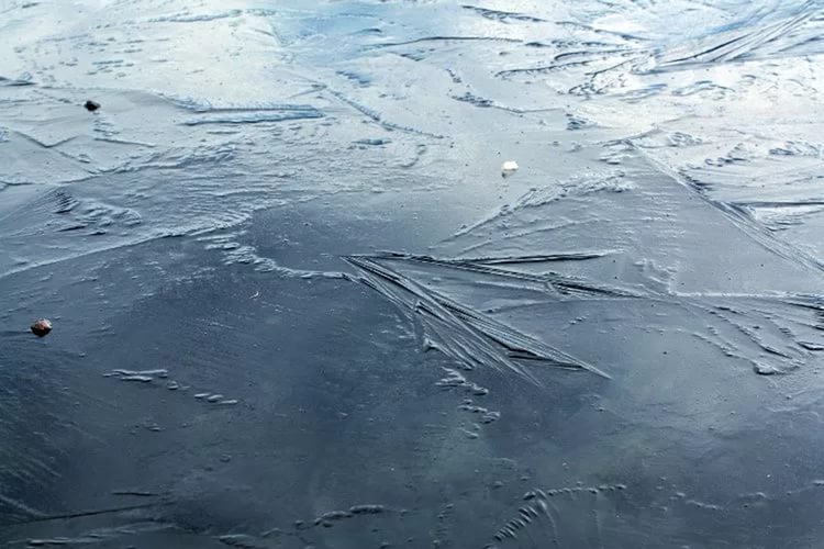 Астраханцам настоятельно не рекомендуют выходить на лед: это опасно