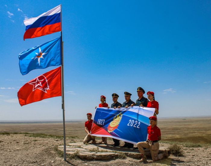 На самой высокой точке Астраханской области водрузили флаги России и МЧС