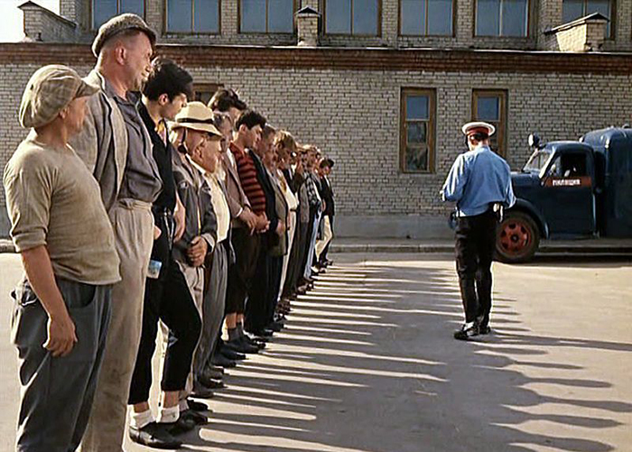 Экс-глава астраханского сельсовета отправлена мести улицы