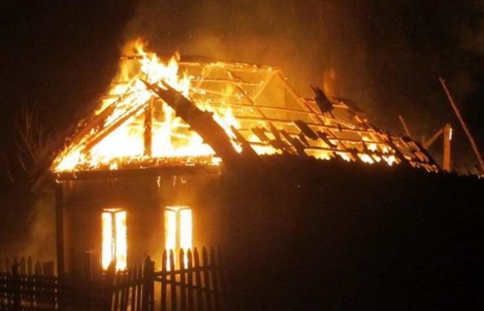 В полночь почти час горел жилой дом в астраханском селе из зоны дельты Волги 