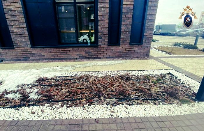 В Астрахани из окна многоэтажки выпала 4-летняя девочка