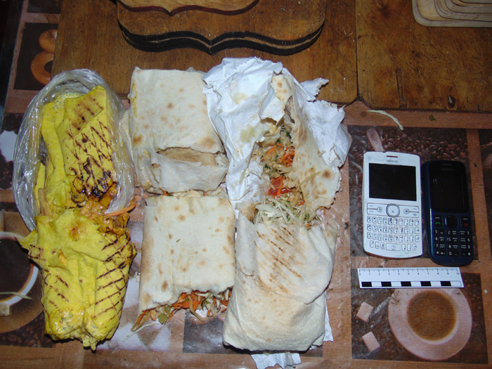 Астраханка приготовила шаурму с телефоном для конспирации