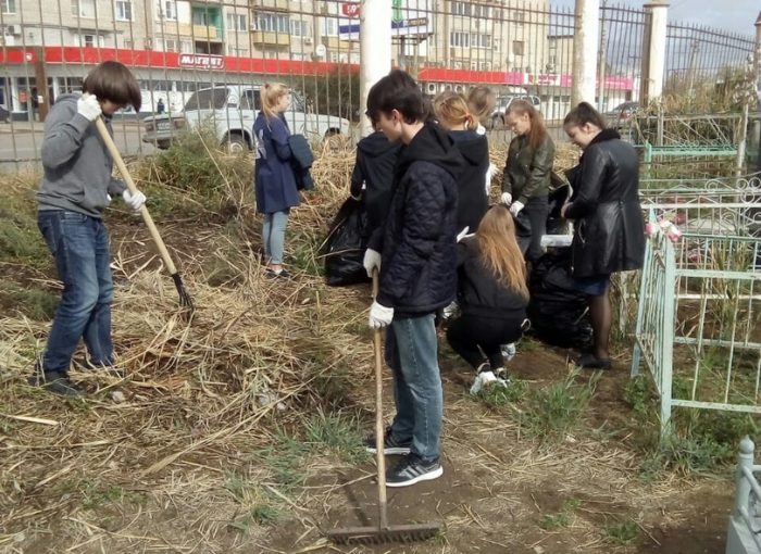 В Астрахани группа волонтеров прибралась на Старом кладбище
