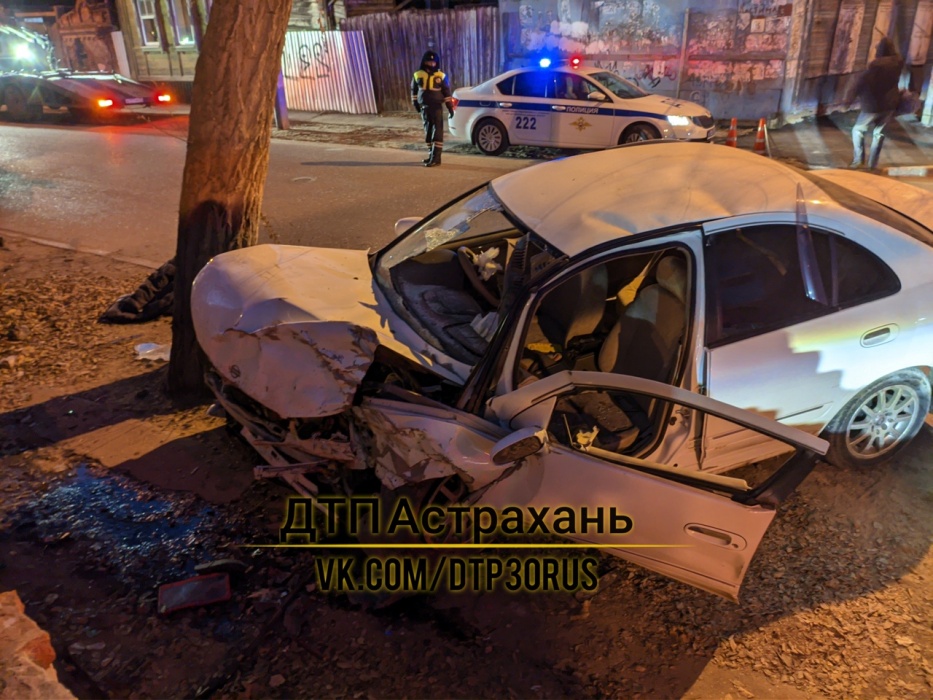 Астраханец на иномарке протаранил забор, погиб молодой парень