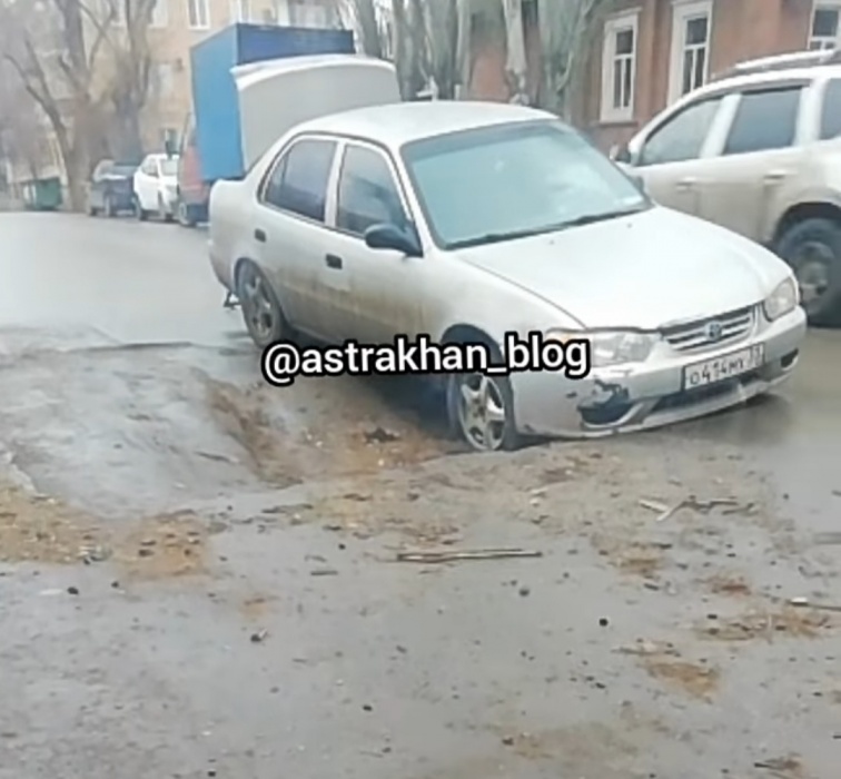 В Астрахани дорога захватила в объятия машину