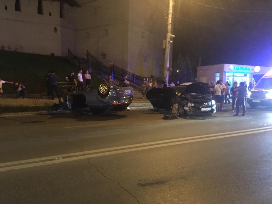 Кадры ночного ДТП на Адмиралтейской, которое не поддается логике и здравому смыслу