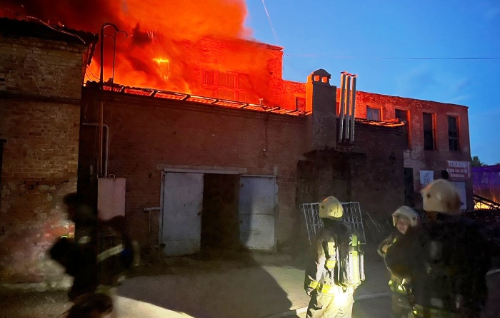 Поджог и электропроводка: МЧС раскрыл причины двух крупных вечерних пожаров в Астрахани