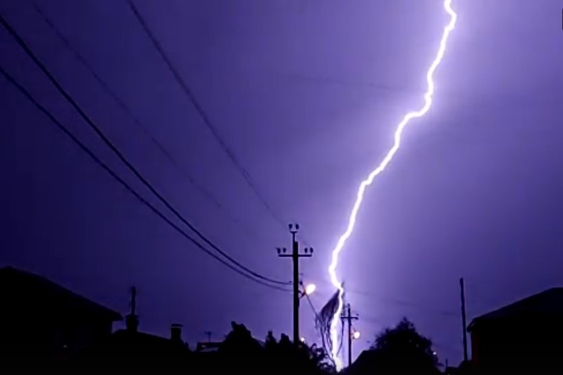 Зевс разбушевался: завораживающие кадры ночного неба в Астрахани