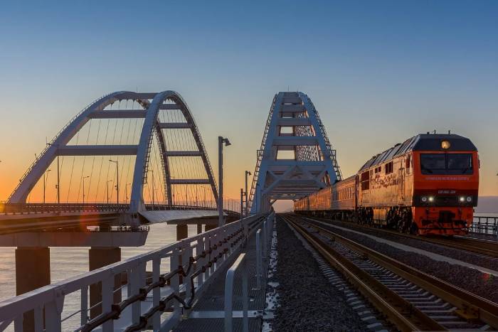 Миллионный пассажир приехал на полуостров на астраханском поезде по Крымскому мосту