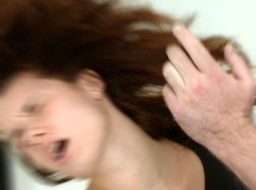  Астраханец, пригласив девушку провести вместе выходной, избил и ограбил её