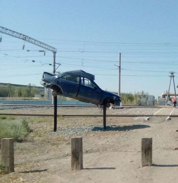 В Астрахани появился памятник автомобилю, попавшему в ДТП