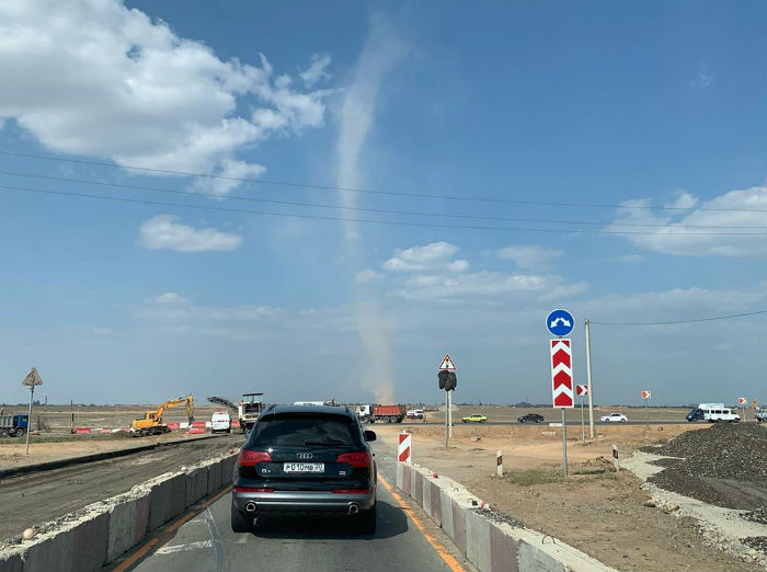 Жителей Астрахани и ее гостей встречает смерч: видео