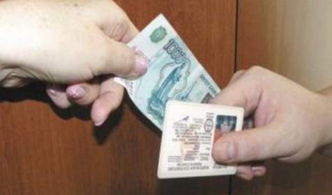 Директор астраханской автошколы установил таксу за получение прав без экзамена