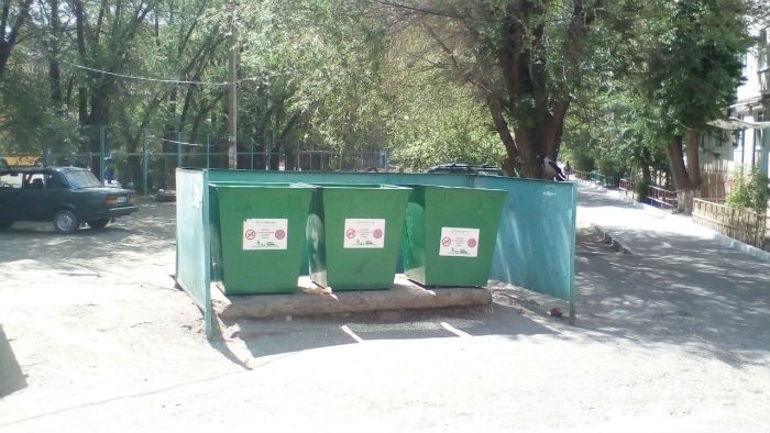На улицах Астрахани устанавливают новые контейнеры для сбора ТКО