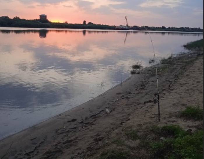 Рыбаки сообщают об астраханской реке, полной мазута