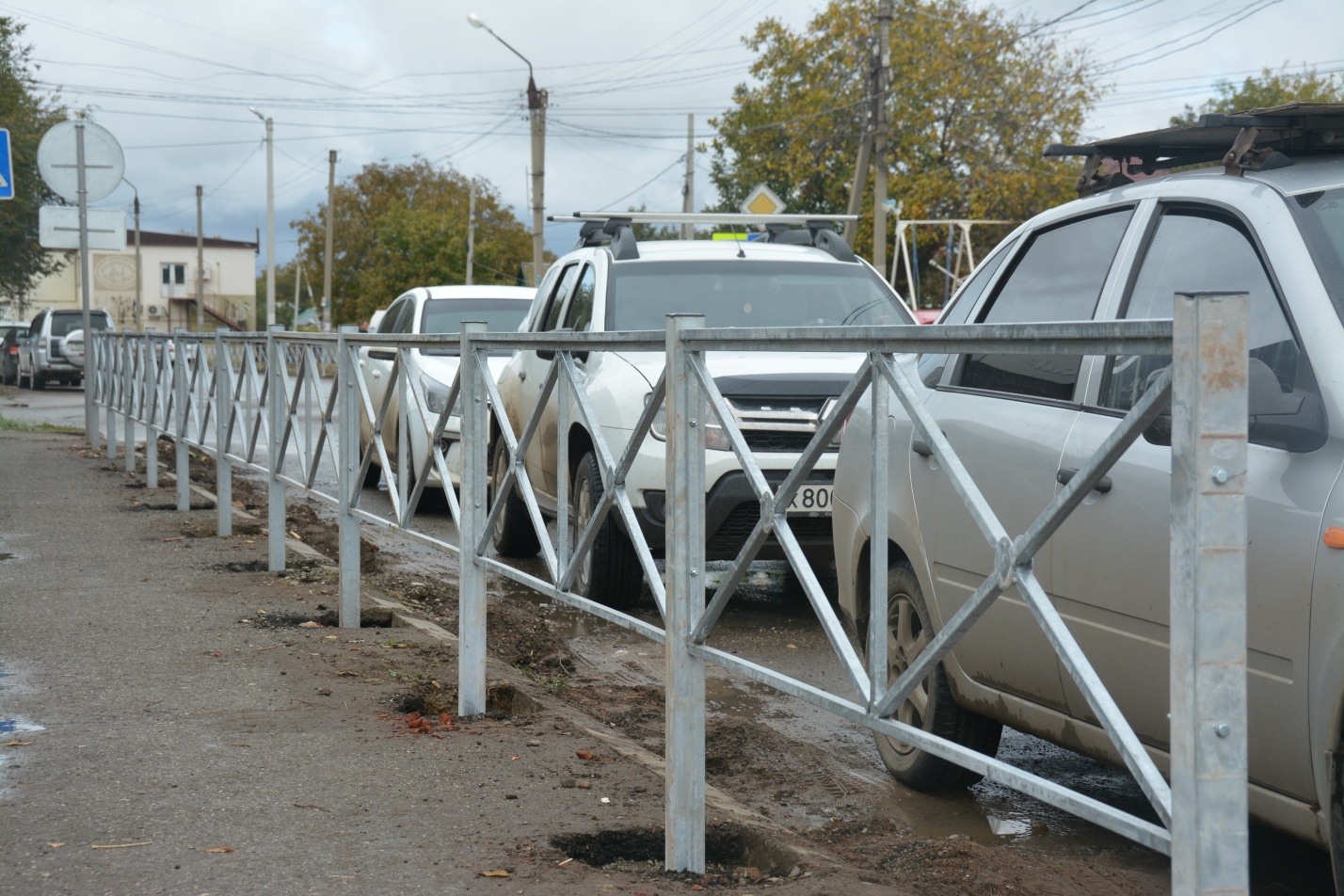 Дорогу в астраханском поселке делают безопасней