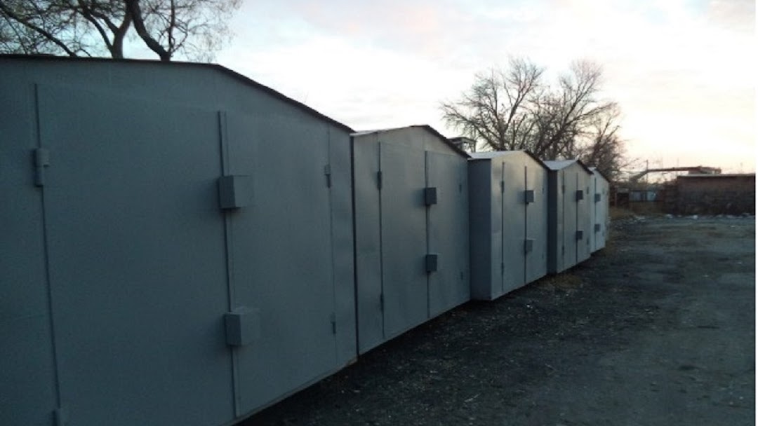 После расставания с возлюбленной астраханец обклеил гаражи ее голыми фото