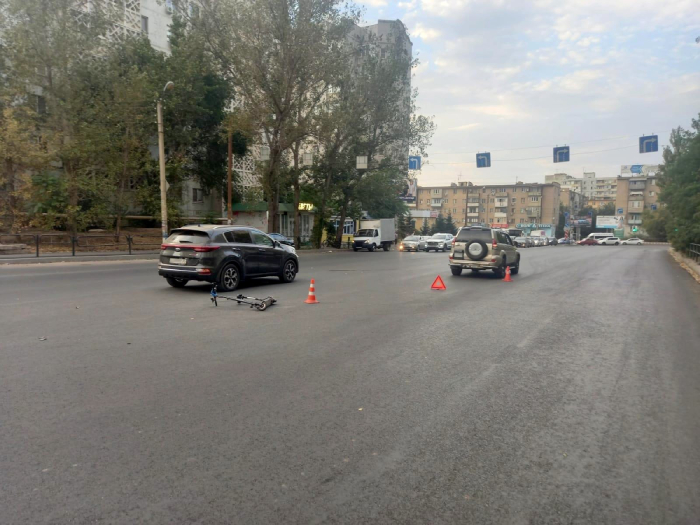 После ДТП с одной иномаркой ﻿электросамокатчика переехала другая: астраханец в реанимации