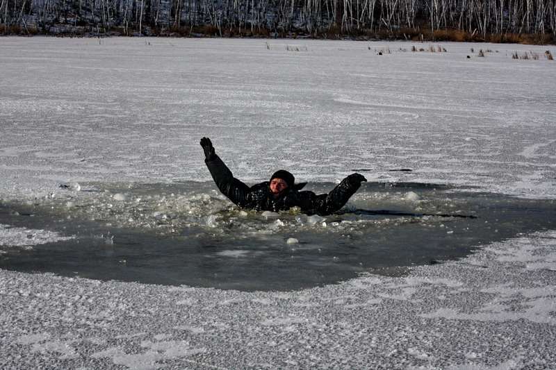 Астраханец провалился под лед и утонул