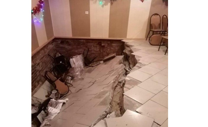 Следователи проводят проверку по факту обрушения пола в астраханском кафе во время поминок 