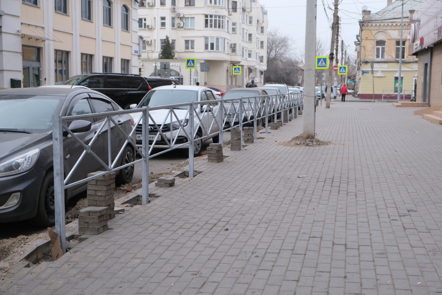 Более 2 км дорог возле школ и детских садов Астрахани оградили леером